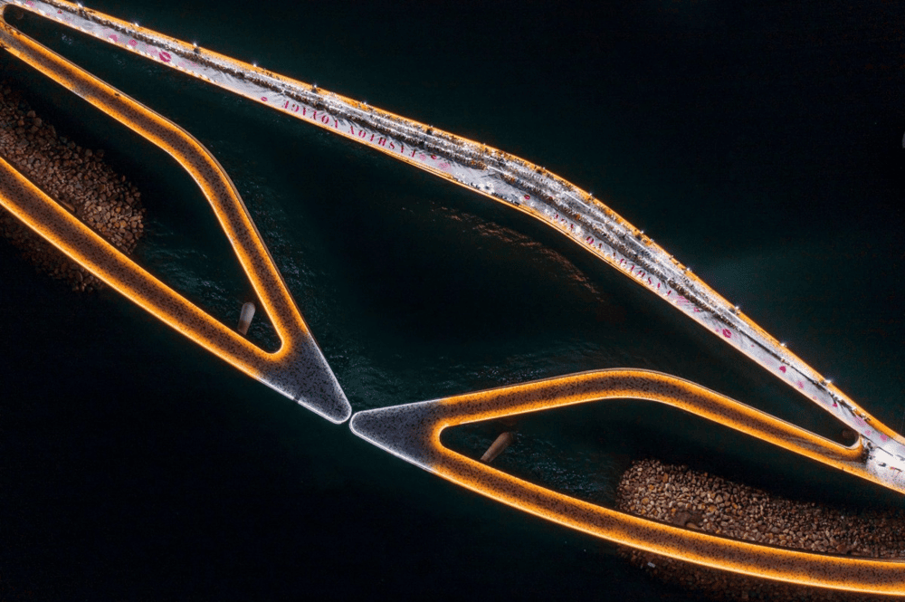 Not only during the day, Kiss Bridge is also extremely brilliant at night (Source: Sun World Hon Thom)